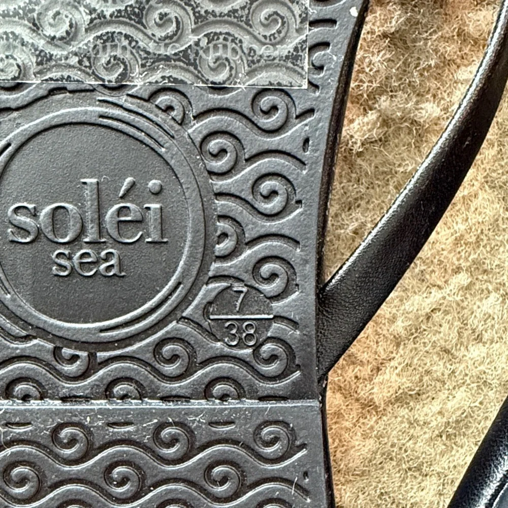 Solei Sea Black Flip Flops - Picture 3 of 3